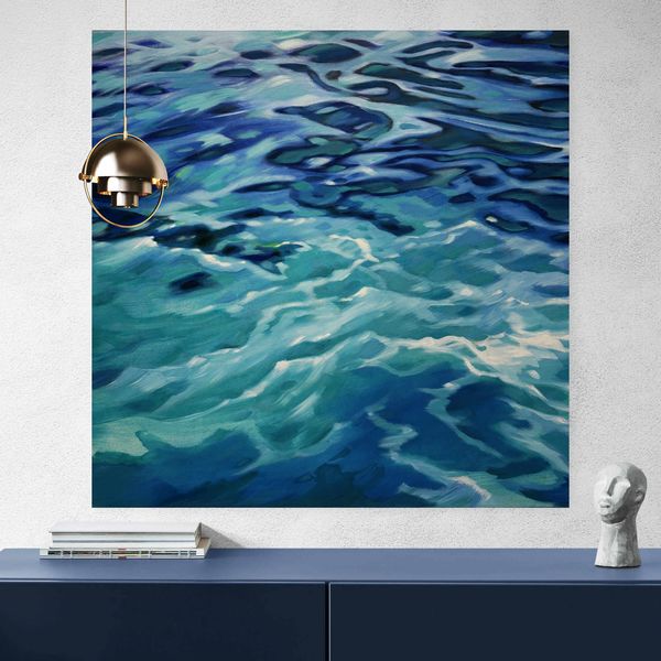 Schwimmerin II (2) von Traute Molik-Riemer über einem Sideboard vor dunkler Wand