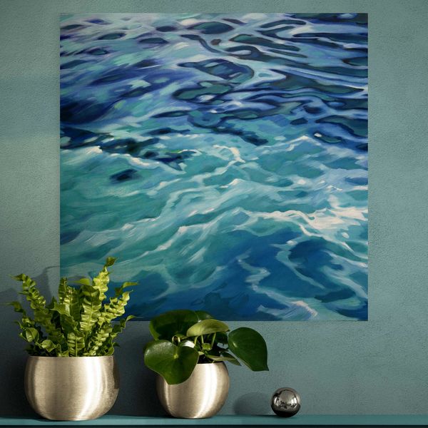 Schwimmerin II (2) von Traute Molik-Riemer über einem Sideboard vor dunkler Wand